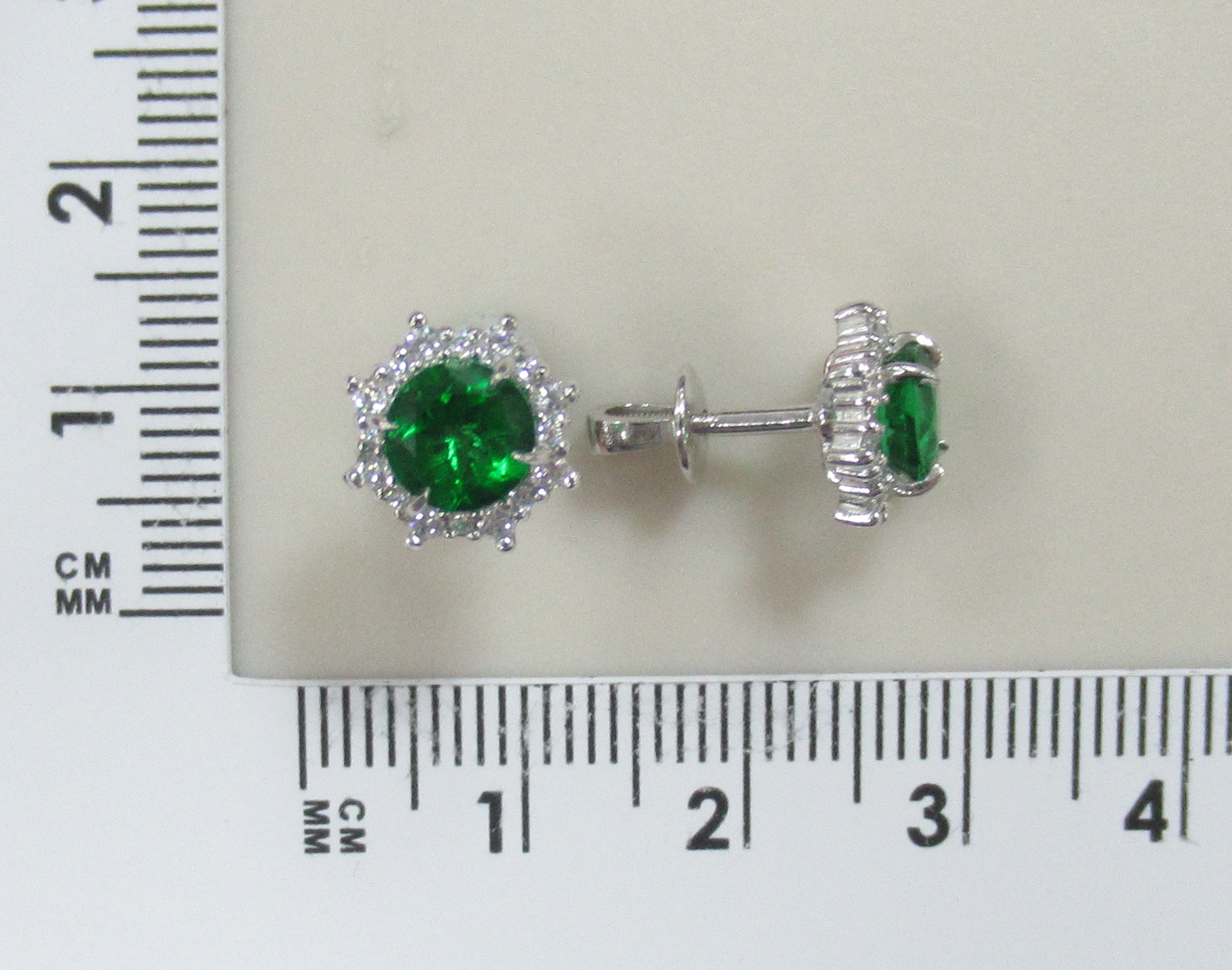 Серебряные серьги-пусеты с зелеными топазами